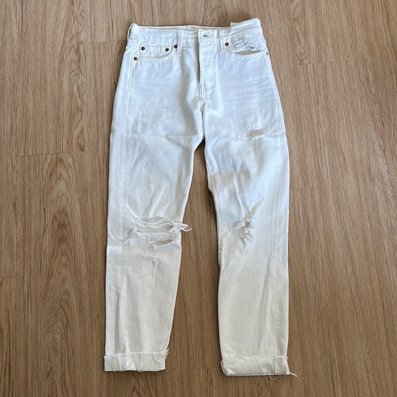 Levi’s White Wedgie Distressed Jeans - Picture 3 of 8